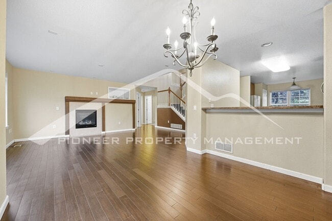Building Photo - Gorgeous Townhouse with Gas Fireplace and ...