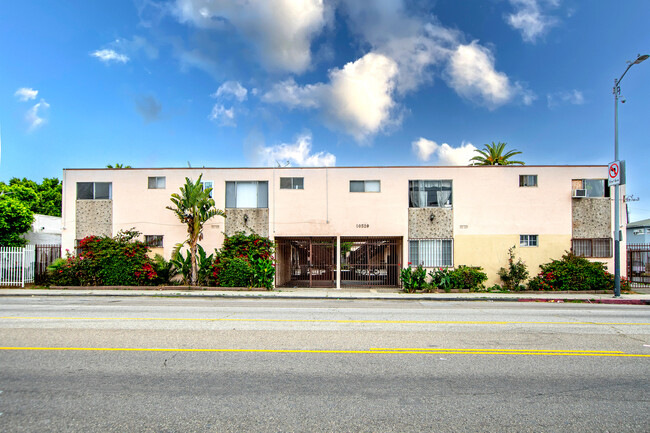 Building Photo - 10520 S Figueroa St