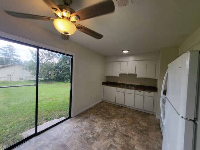 Building Photo - 202 Tumbleweed Cir