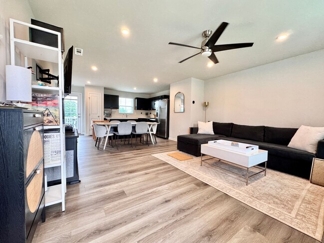 Photo - 3 Bed, 2.5 Bath Home w/ 2 Car Garage