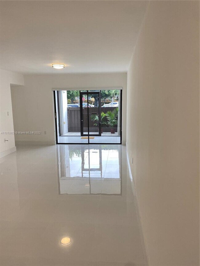 Building Photo - 9409 Fontainebleau Blvd