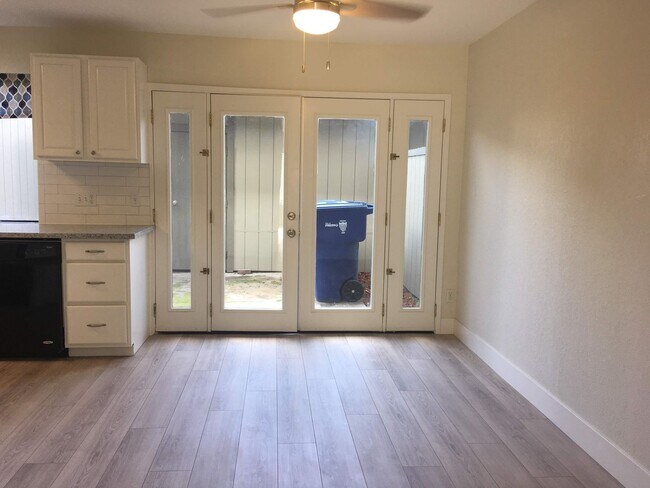 Foto del edificio - Freshly updated Woodside Park townhouse, c...