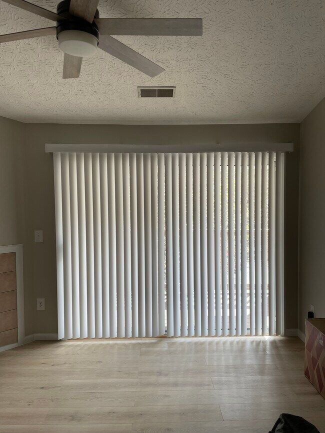 Foto del edificio - 400 Lakeview Dr