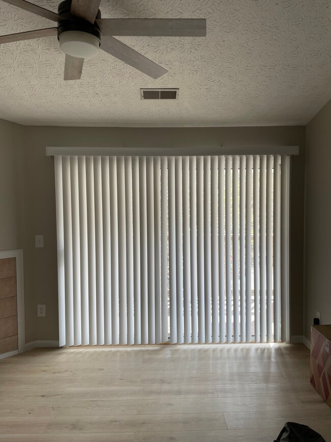 Building Photo - 400 Lakeview Dr