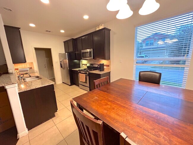 Foto del edificio - 1520 Beebrush Ln