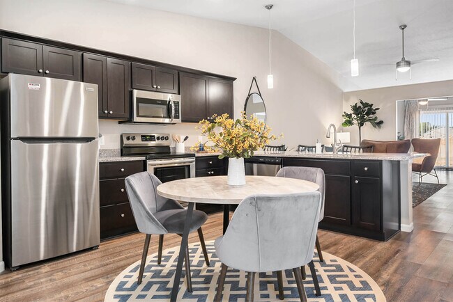 Amplias cocinas con desayunador y espacio para una mesa - Redwood Portage