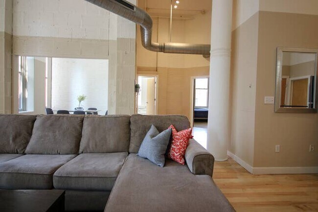 Building Photo - 918 Olive St