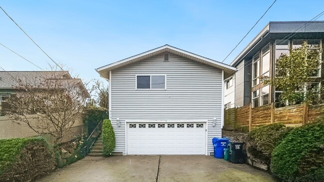 Foto del edificio - Remodeled 3BR Home Near DT Seattle – A/C, RV Parking, Walkable Location