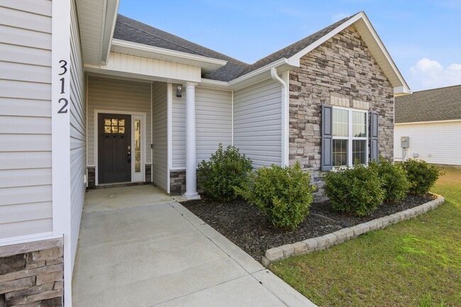 Building Photo - Spacious Living in Stateside – Comfort, Style & Convenience!