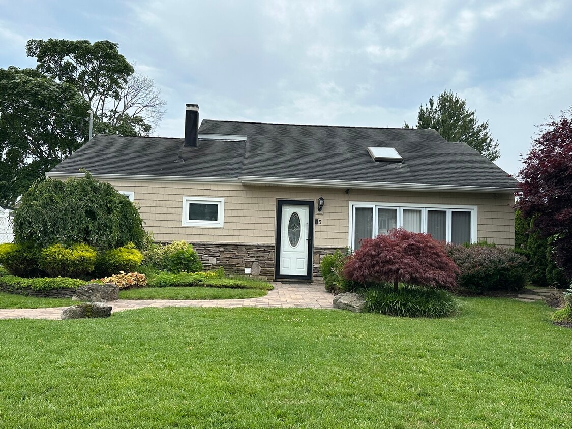 5 Oxford Rd, Massapequa, NY 11758 House Rental in Massapequa, NY