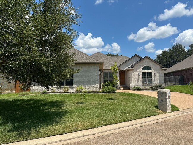 Building Photo - College Station - 3 bedroom 2 bath- 2 car garage - fenced in back yard home in Castlegate