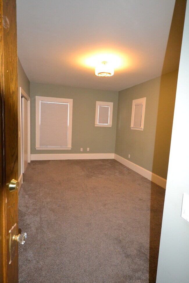 Master bedroom - 400 College Ave SE