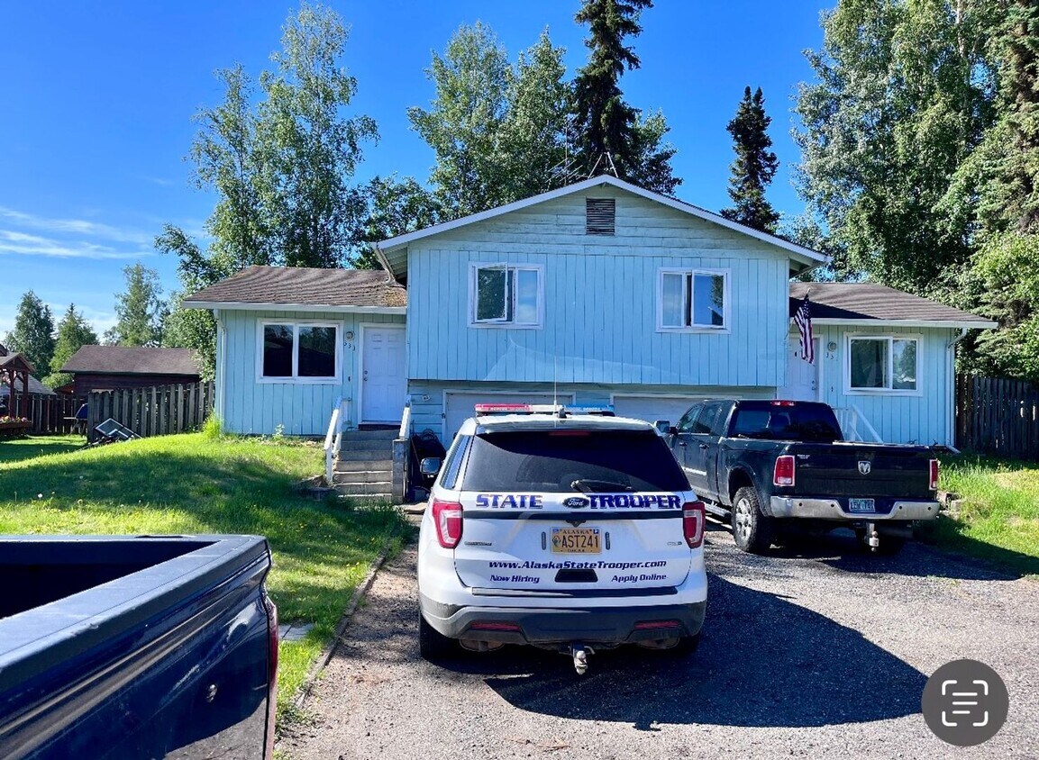 Primary Photo - 2 Bed 1 Bath 1 Car Garage Apartment Close ...