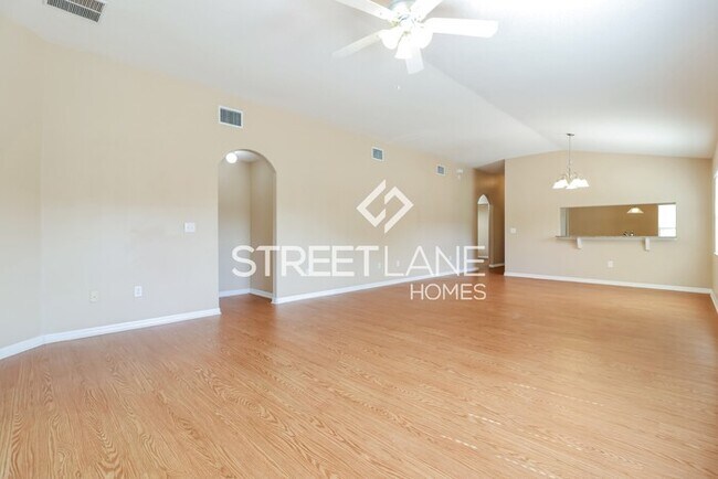 Foto del edificio - REDUCED PRICE! Charming 4 Bedroom in Land ...