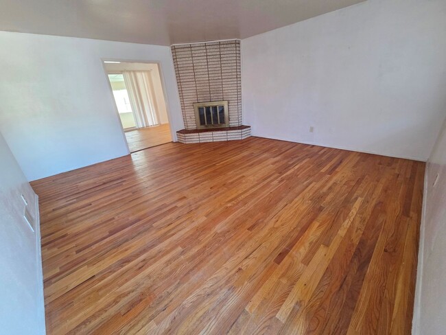 Building Photo - Spacious 3/4 bedroom, 2 bath home beautifu...
