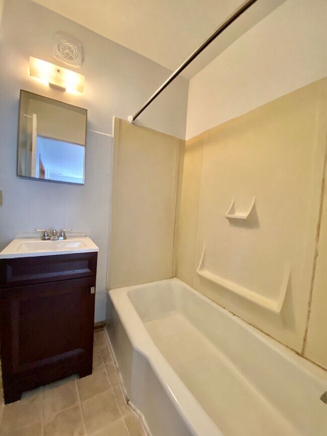Foto del edificio - Four Bedroom, Two Full Bathroom - Steps to EMU's Campus