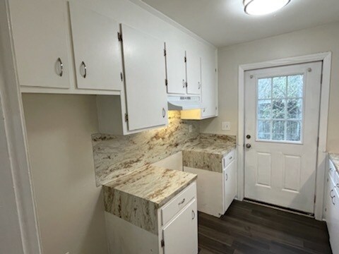 Kitchen - 4760 Glenn St