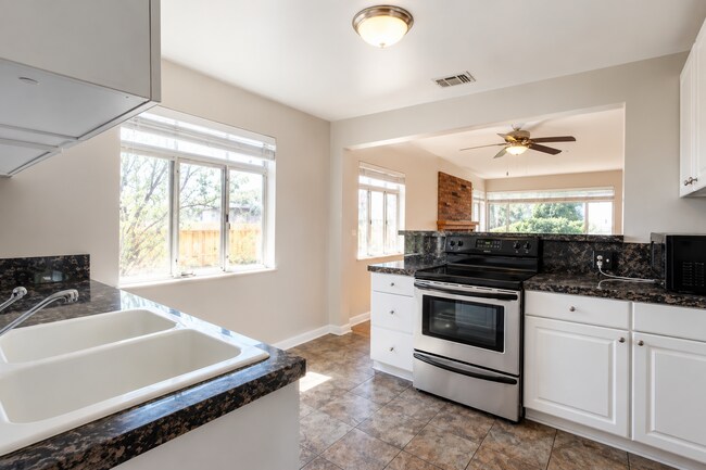 Foto del edificio - Gorgeous 4-Bed Gem in Denver with Granite Accents, Cozy Fireplace, & Finished Basement!