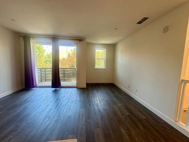Building Photo - Mission Blvd 2 Bedroom 2 Bath Unit!