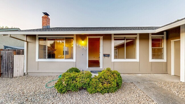 Foto del edificio - Bright 4 Bedroom 2 Full Bathroom Home with 2 Car Garage!