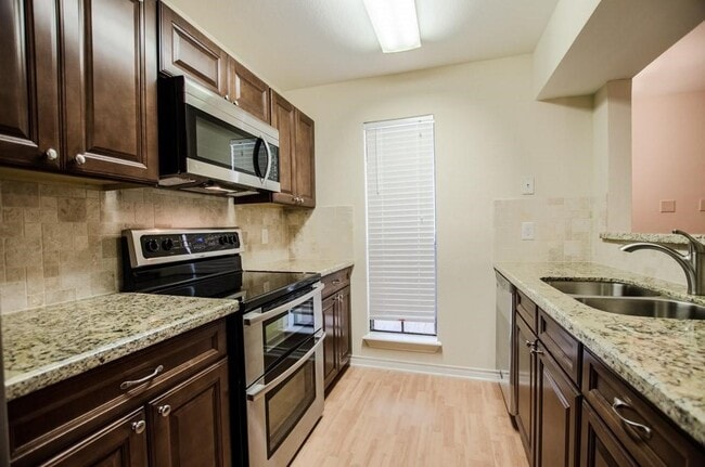 Foto del edificio - 3500 Tangle Brush Dr