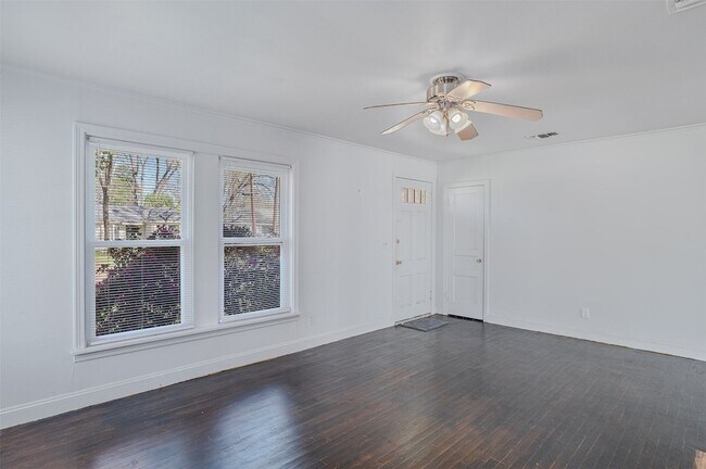 Foto del edificio - 219 E Slattery Blvd