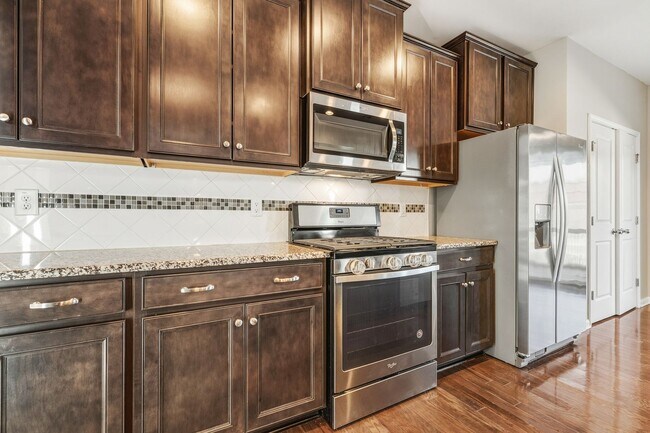 Foto del edificio - Available Now! 5 Bedroom, 3 Bath with Fenced In Backyard