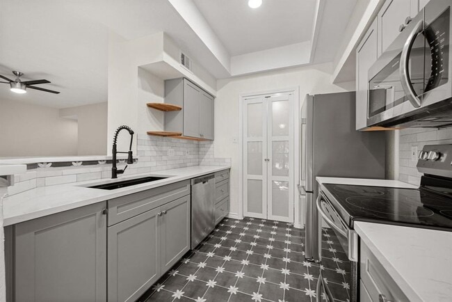 Foto del edificio - 4711 Spicewood Springs Rd