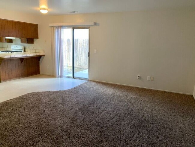 Building Photo - 2 Bedroom, 1 Bath available in Tulare!