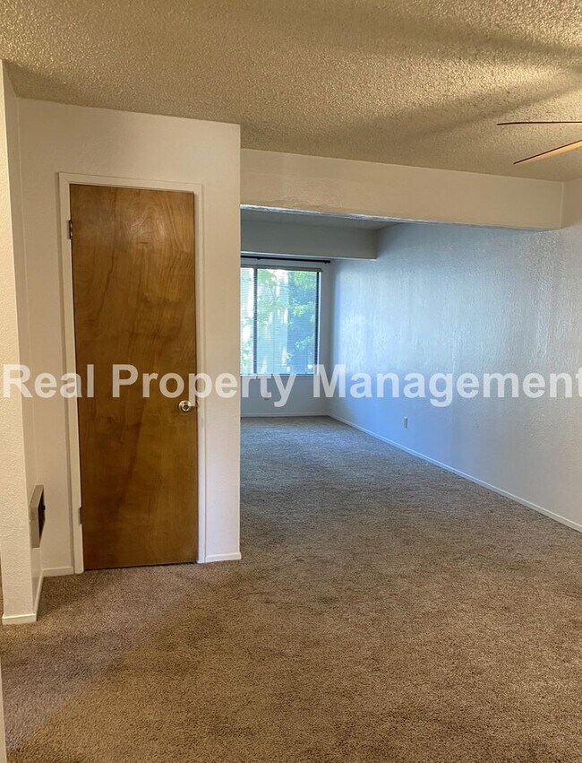 Building Photo - AVAILABLE AUGUST - Nice 2 Bedroom Downtown...