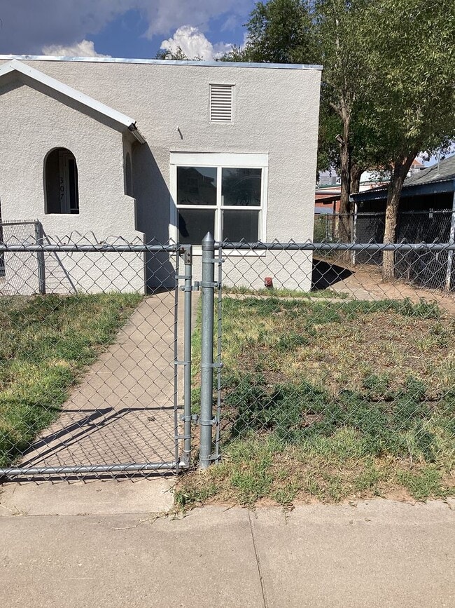 Building Photo - 307 N Avenue D