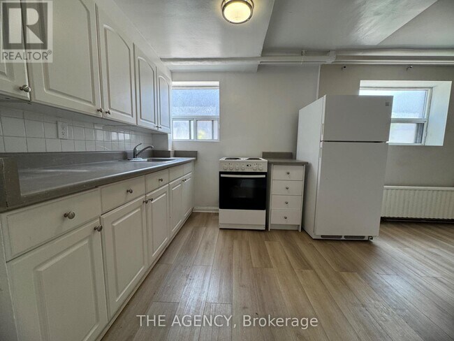 Photo du bâtiment - 852-852 Broadview Ave