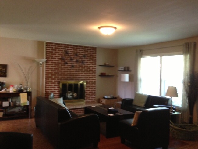 Foto del edificio - 3 Bedroom w/Fenced Yard