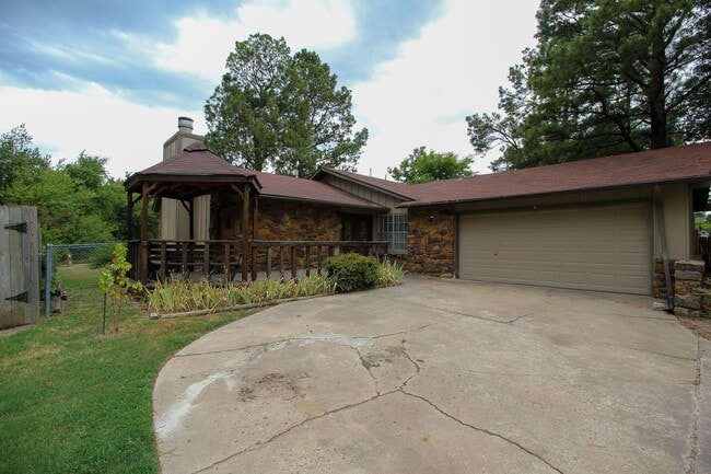 Building Photo - Move in ready! 3 bedrooms and 2 baths