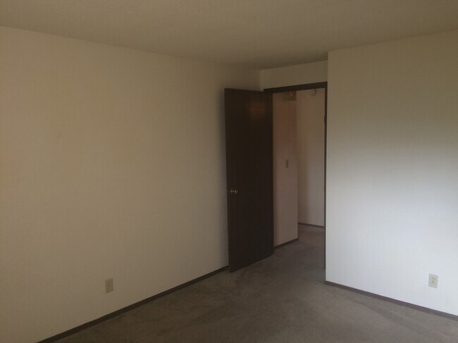 Building Photo - 10 Crest Dr