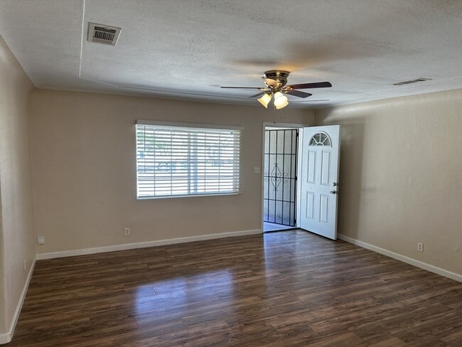 Foto del edificio - Modesto 3 Bedroom 2 Bathroom Home
