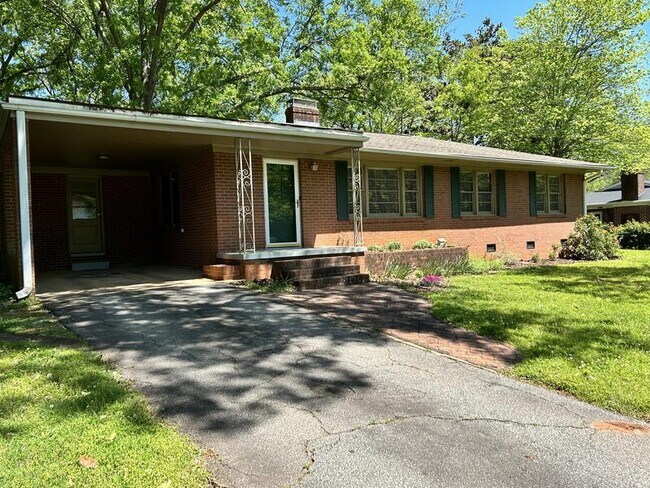 Building Photo - 207 Brooks St