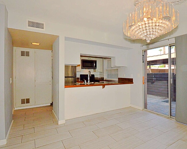 Foto del edificio - "Chic 3-Bed Condo Oasis in Prime Palm Spri...