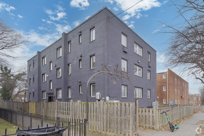 Front - 1907 18th Street SE