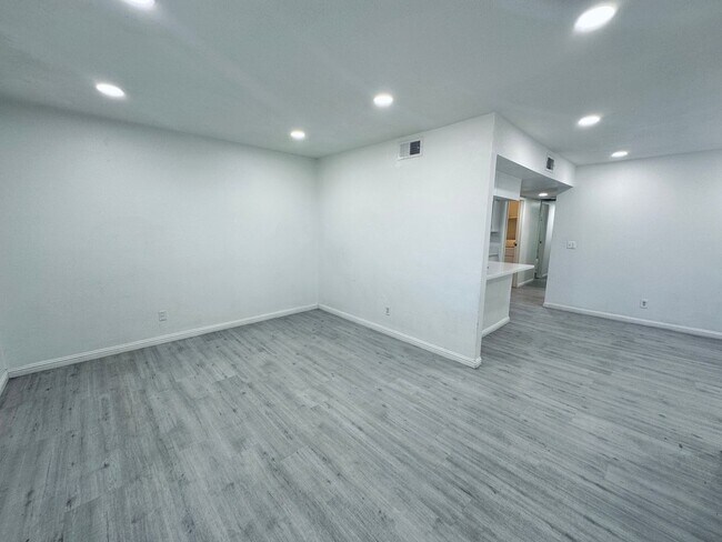 Building Photo - 4225 Stewart Ave