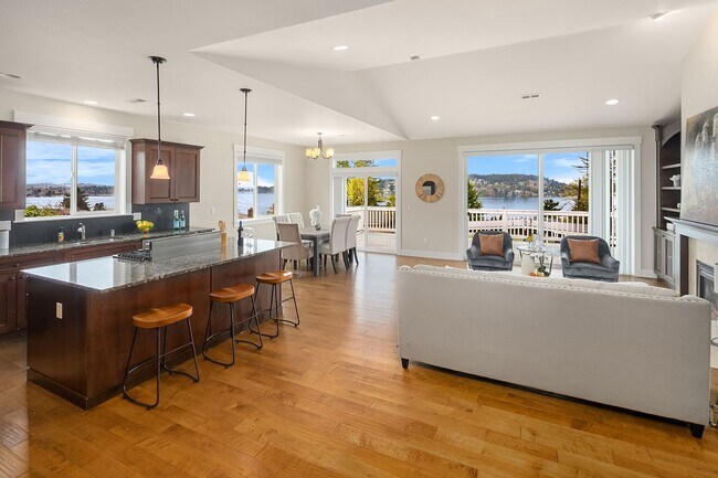 Foto del edificio - Water Views| Expansive Deck | Flexible Living Spaces