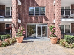 Building Photo - 400 Carney St