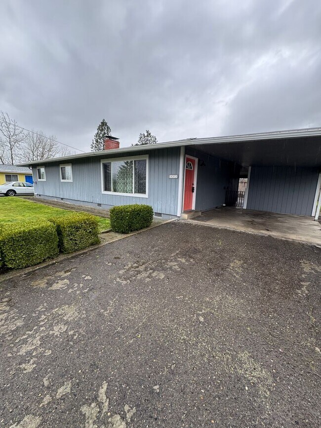 Foto del edificio - Winston 3 bedroom 2 bath with large storage shed and carport