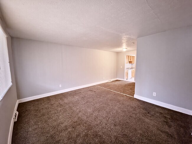 Building Photo - 2 Bedroom 1.5 Bathroom TownHouse