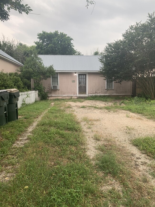 Building Photo - 302 N Burleson St