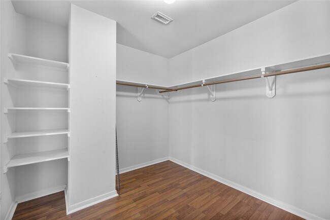 Building Photo - 2018 Waverly Glend Dr