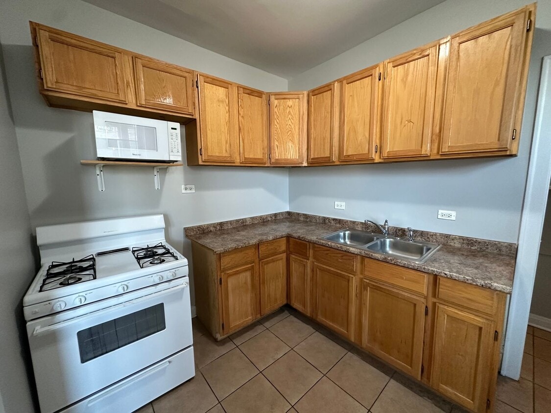Primary Photo - 2204 N Avers Ave