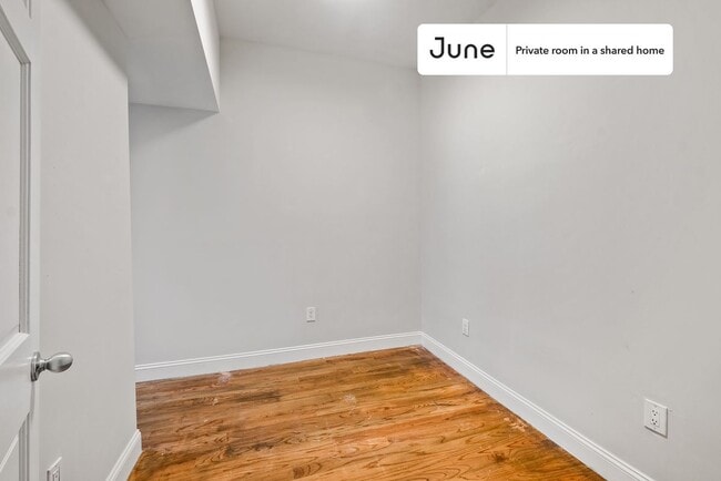 Building Photo - Room in Shared 4 bed/1 bath home