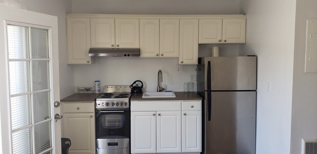 kitchen - 404 S Beachwood Dr