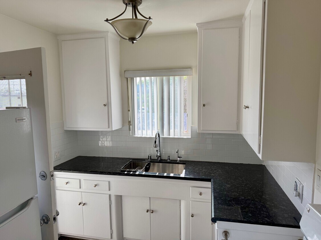 Kitchen/ Back Door - 5424 Vantage Ave